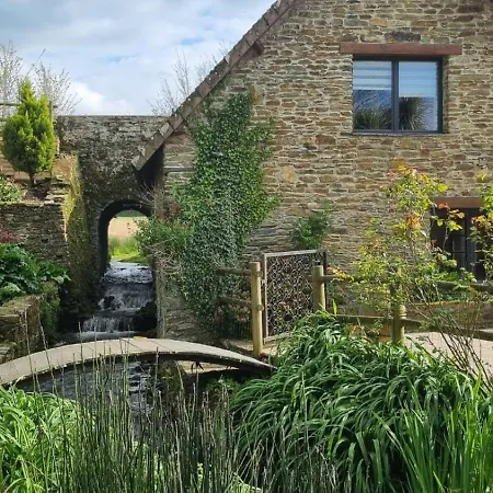 Ancien Moulin Pres D'un Ruisseau