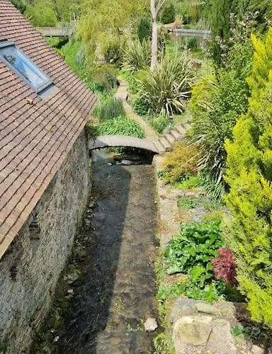 Ancien Moulin Près D'un Ruisseau