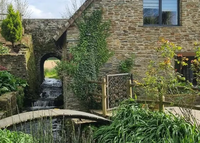 Ancien Moulin Près D'un Ruisseau